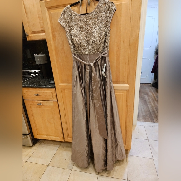 Xscape Embroidered Sequined Ball Gown Lace-Bodice Belted Gown Size 6 NWT - Picture 8 of 16